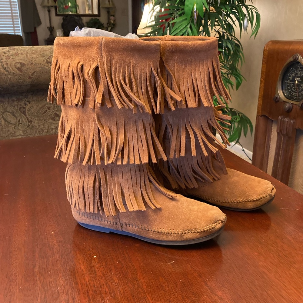 MinneTonka 3 layer split leather fringe moccasin boots size 8